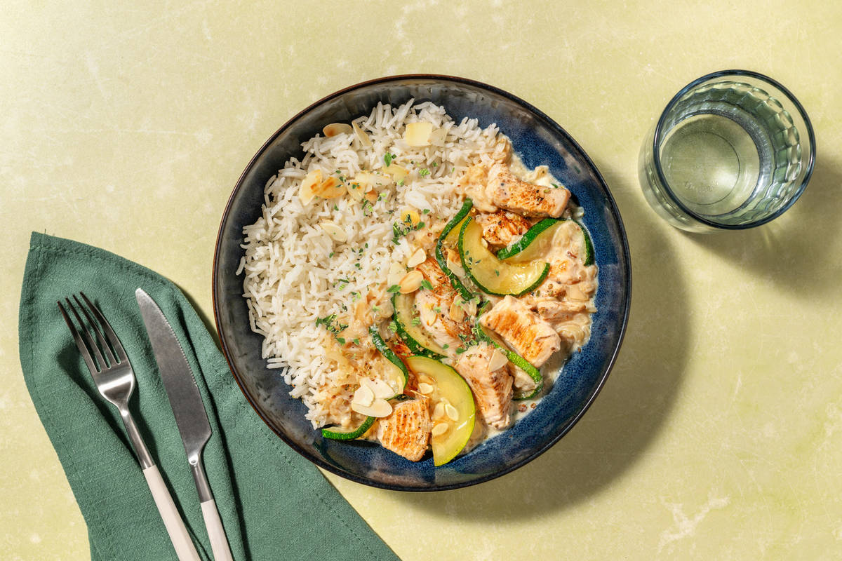 Dados de extra de pollo en salsa cremosa de almendras