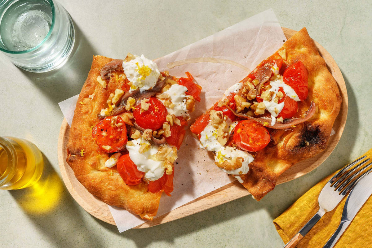 Pinsa fragrante alla salsiccia e burrata