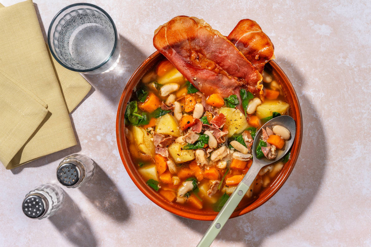 Caldo gallego con crujiente de jamón serrano