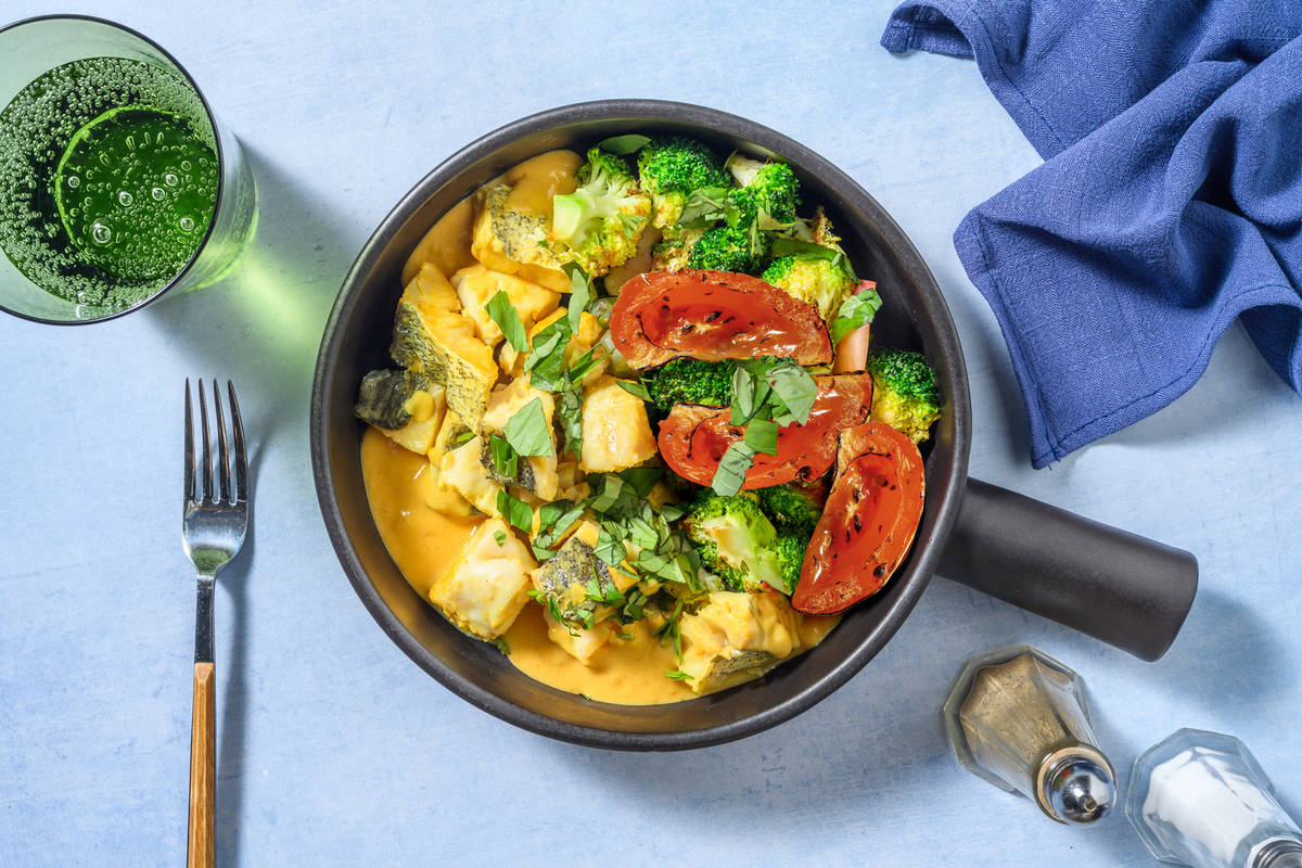 Curry cremoso de merluza y albahaca