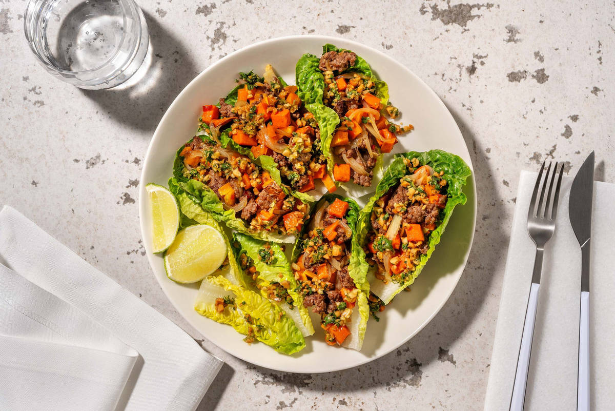 Thai-Rinderhack vom Weiderind in Salatschiffchen