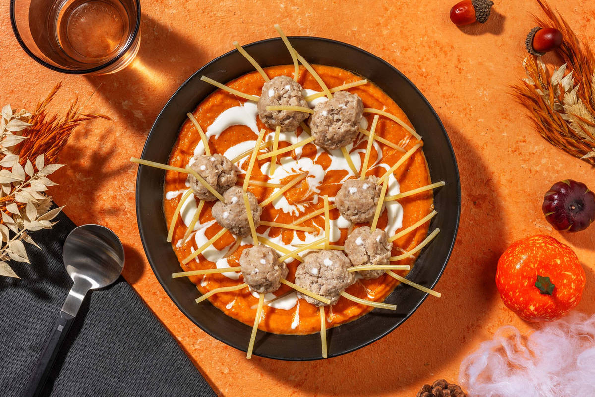 Soupe d'Halloween aux boulettes de viande « araignées »