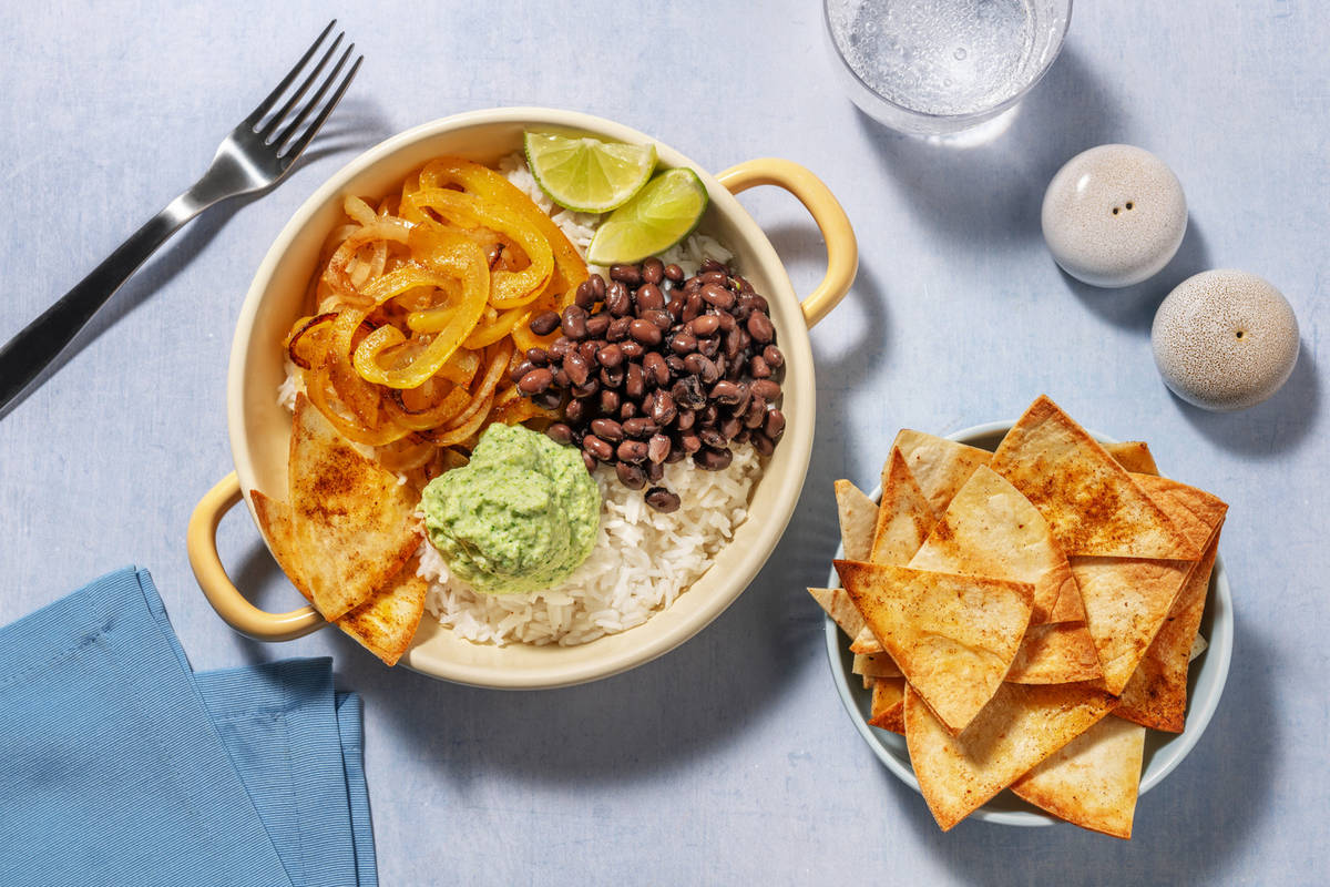 Bol mexicano con guacamole y frijoles