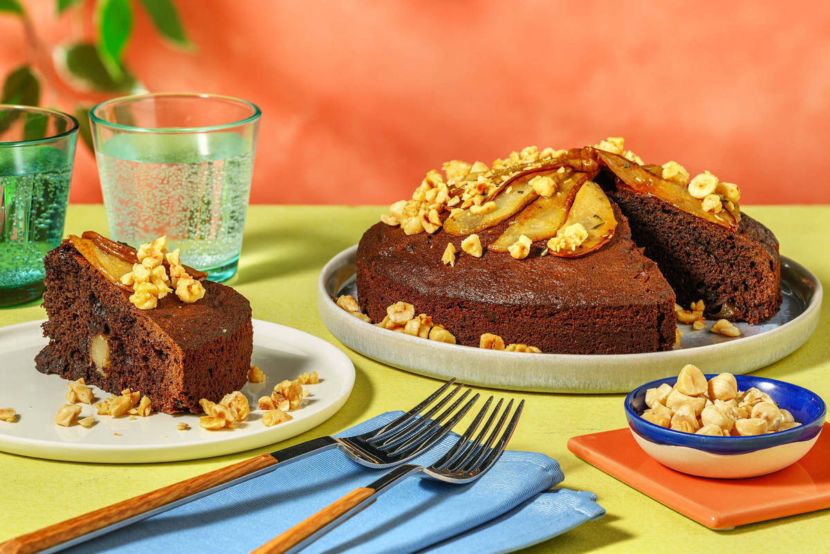 Torta morbida al cioccolato, pere e uvetta