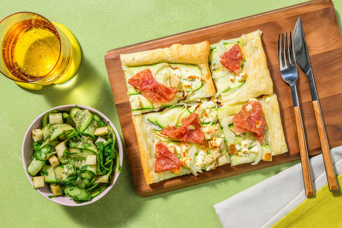Plaattaart met courgette, salami en witte kaas