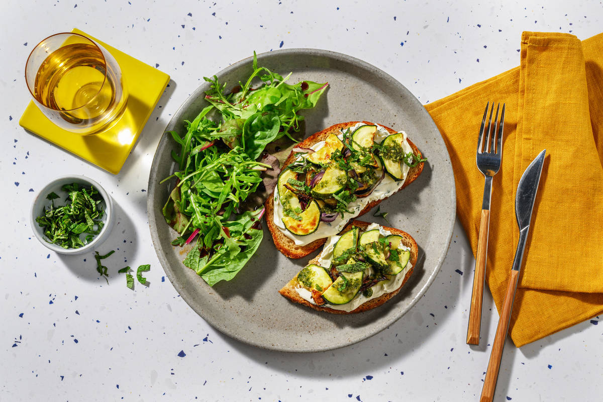 Bruschetta courgette, crème de chèvre & menthe