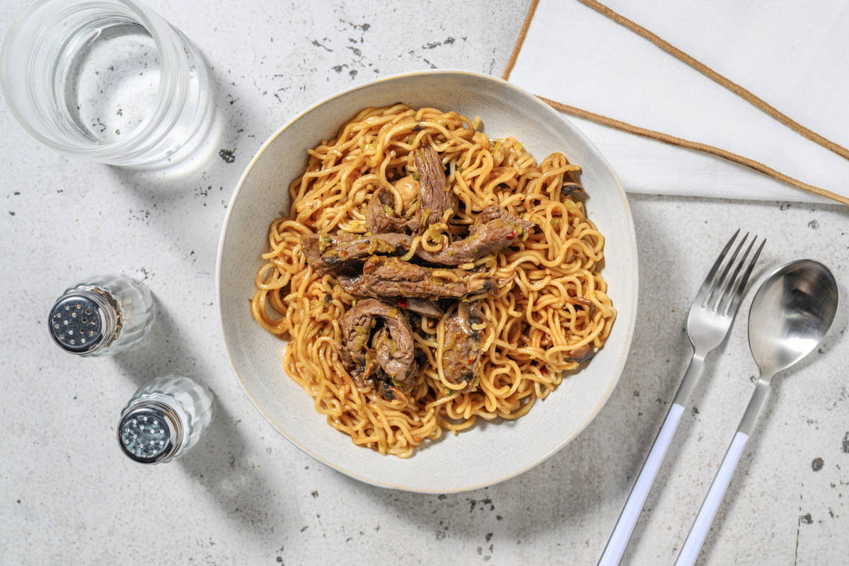 Wok de nouilles sautées au bœuf mariné