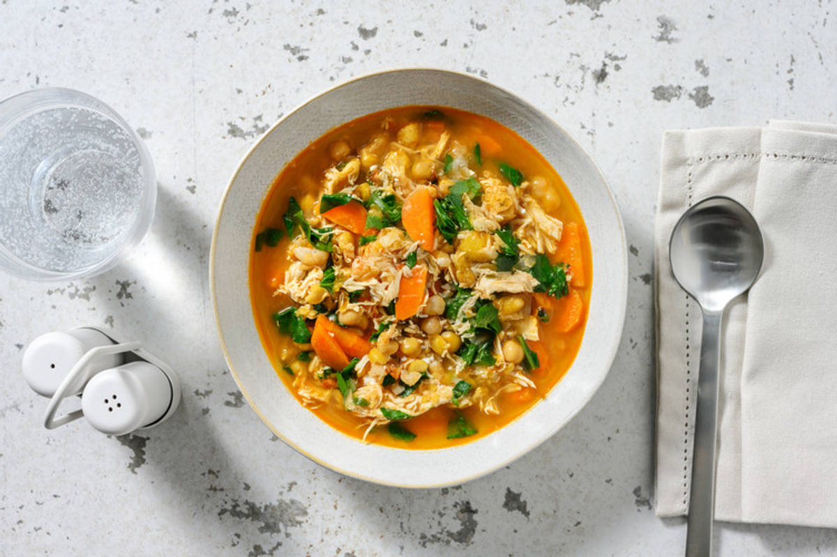 Sopa reconfortante de extra de pollo desmechado y garbanzos
