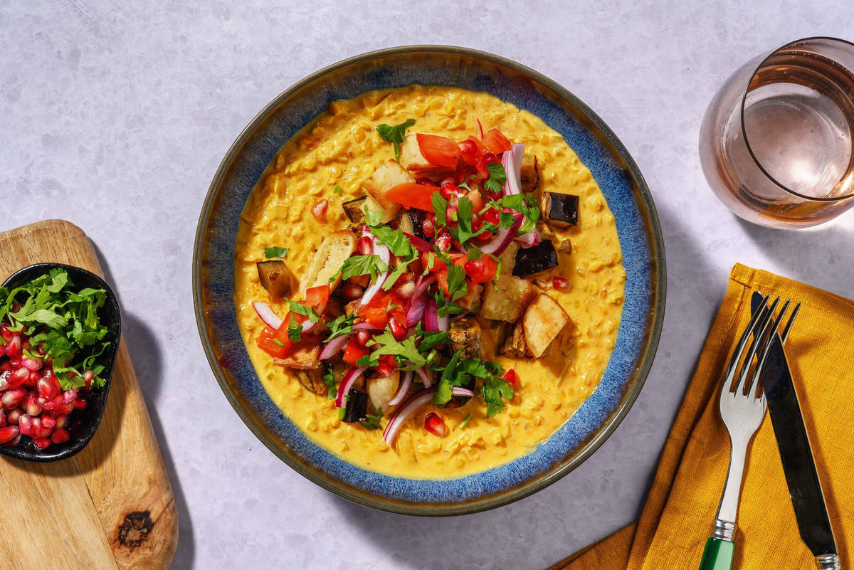 Färgglad dhal chaat-gryta med strimlad kycklingbröstfilé