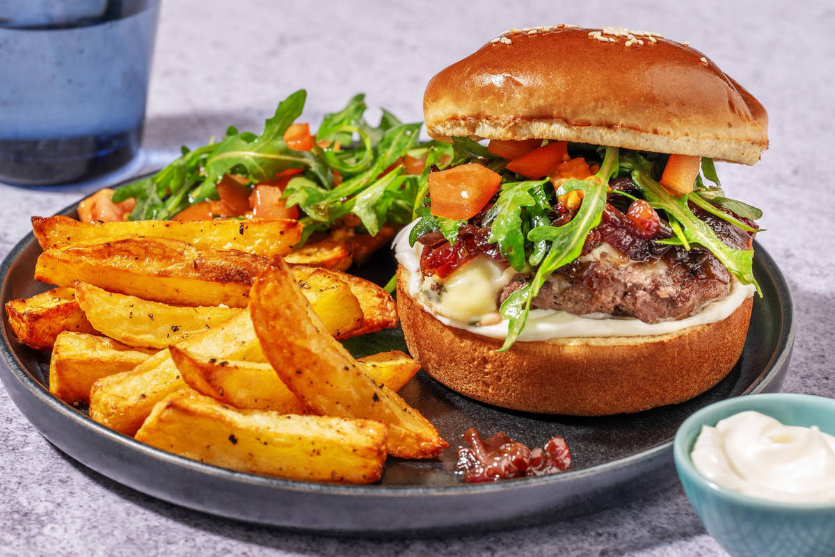 Burger met blauwe kaas en gekaramelliseerde ui