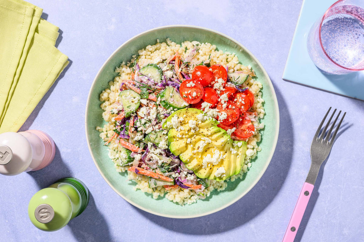 Mediterraner Perlencouscous-Salat mit Avocado