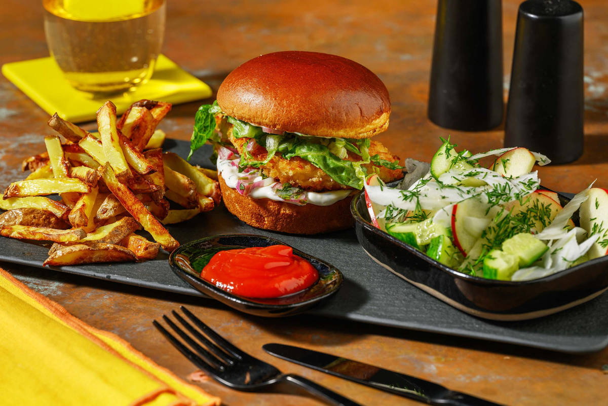 Sprød fiskeburger og tatarsauce