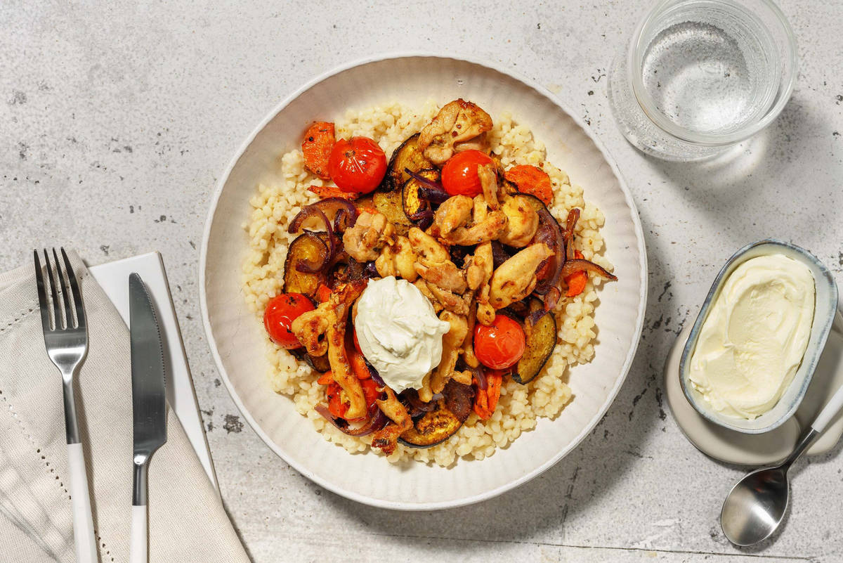 Bowl met kippendij, aubergine en labne