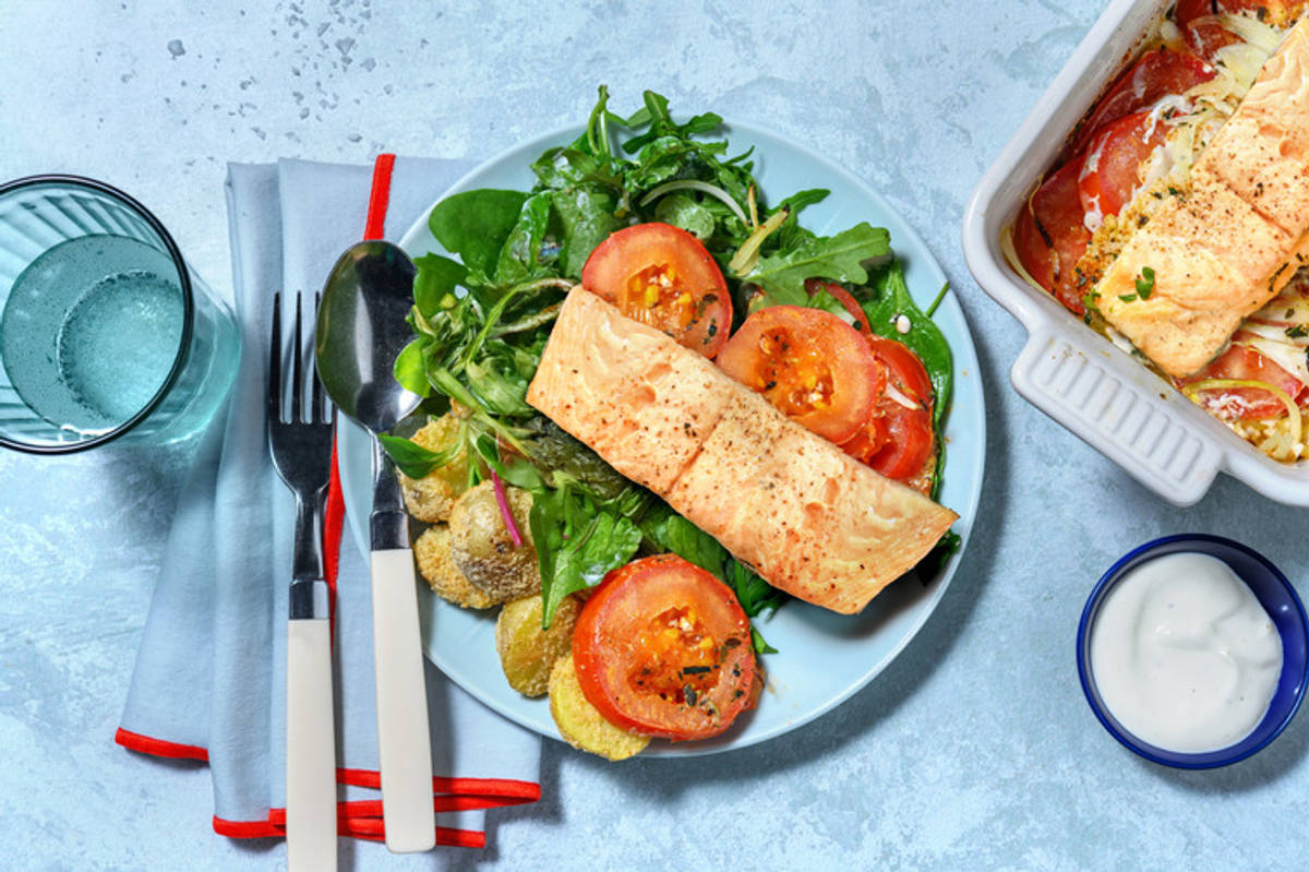 Lachsfilet im Ofen gebacken auf Tomatenbett