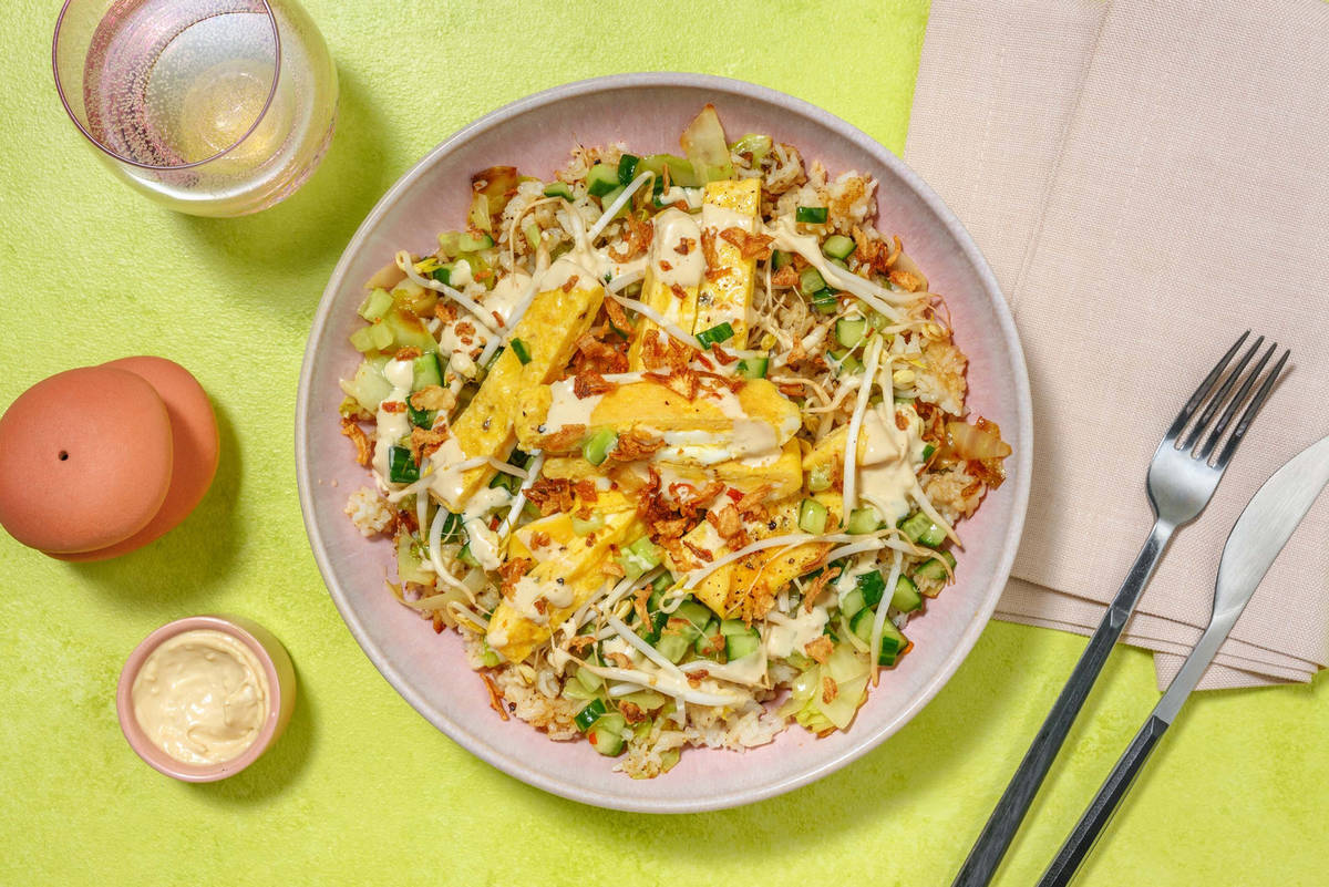 Gebakken rijst met omelet en soja-sesamdressing