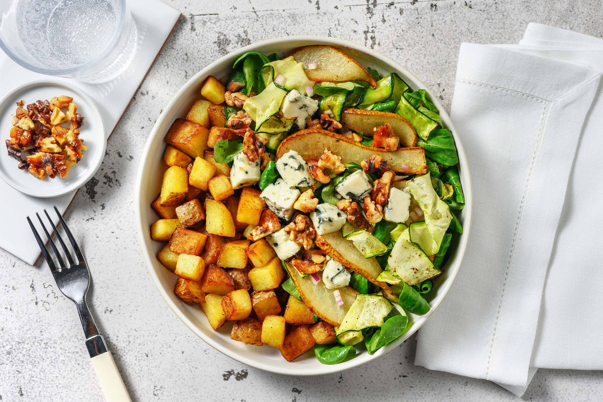 Salade met peer, pittige blauwe kaas en walnootstukjes