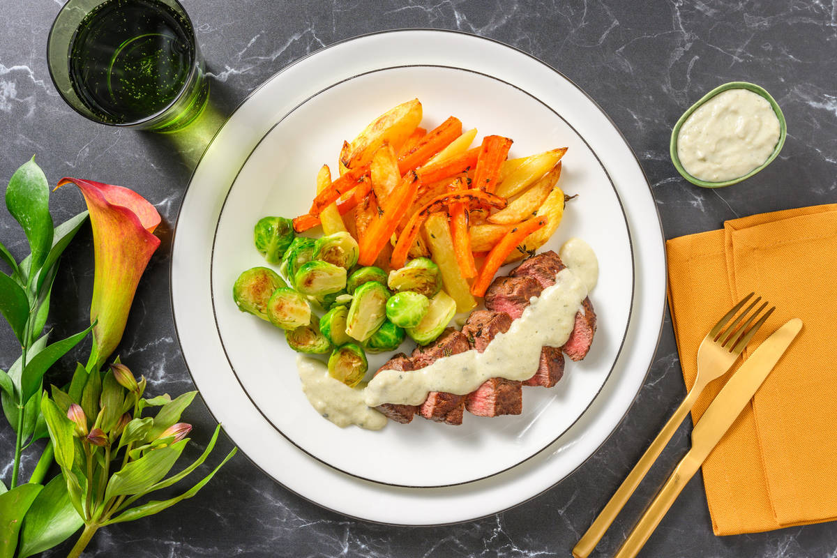 Pavé de bœuf, frites au four & sauce au bleu