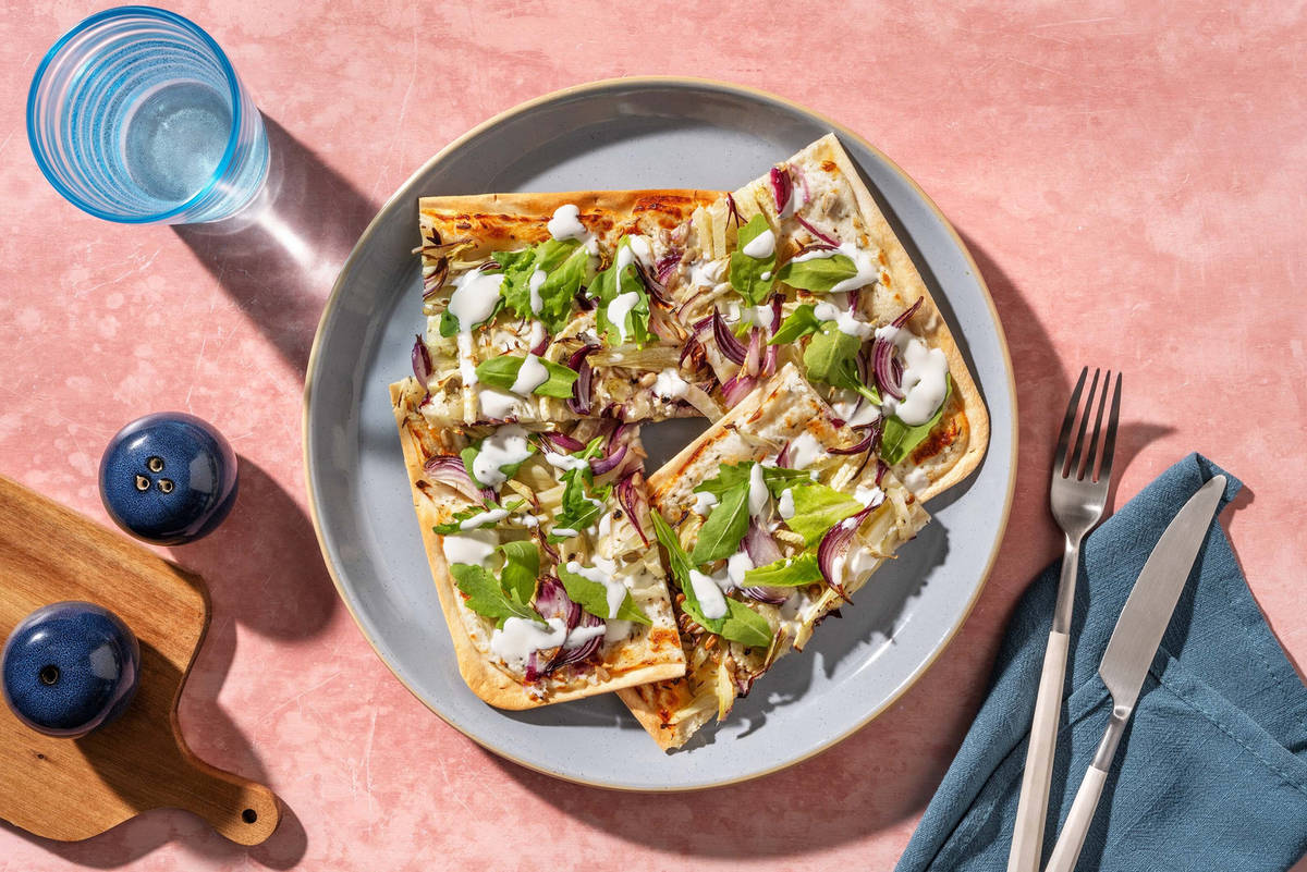 Flammkuchen mit Fenchel, Birne & extra Räucherlachs