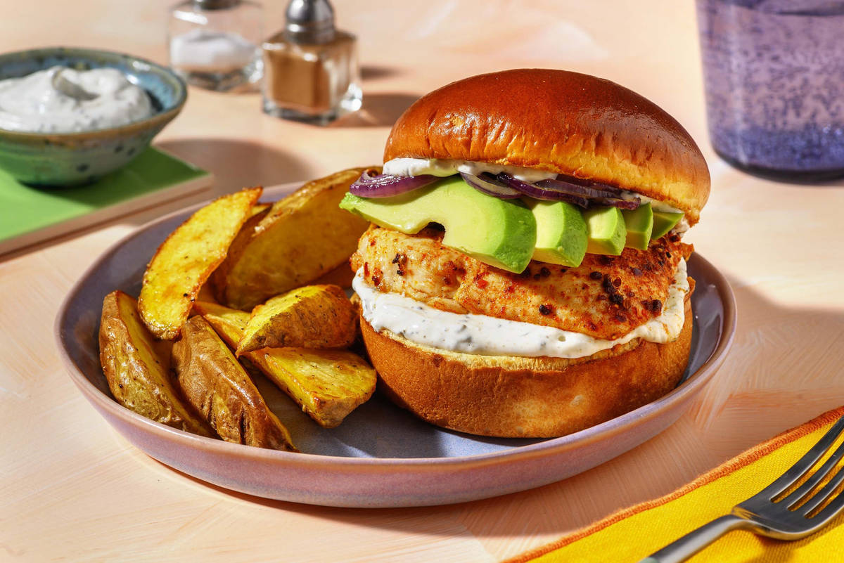 Harissa Chicken Burger mit Avocado, Za'atar-Dip