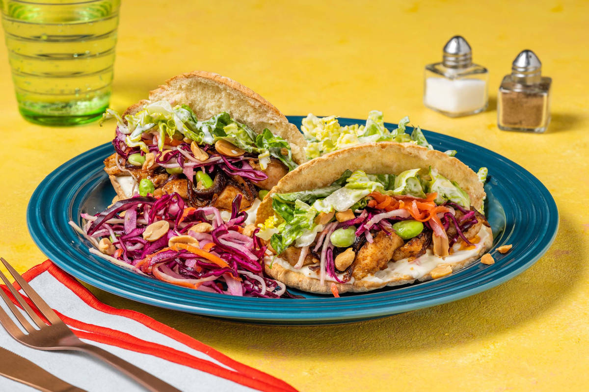 Pita met Oosterse kip, little gem en koolmix
