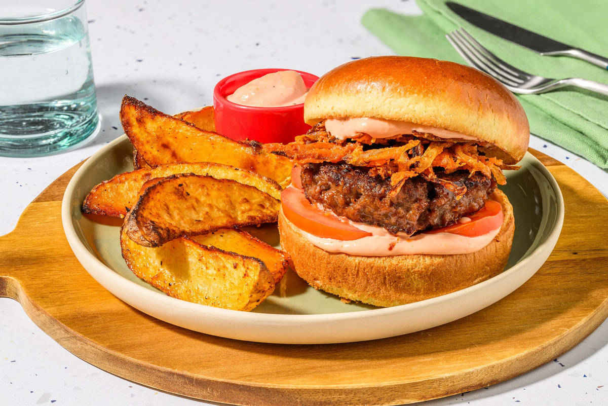 Rindfleisch-Burger mit Onion Rings & Tomate