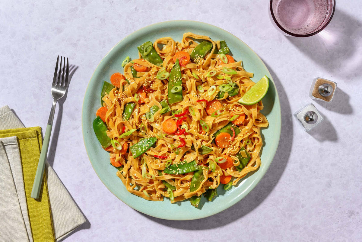 Chilinudel-Pfanne in Kokos-Ingwer-Soße