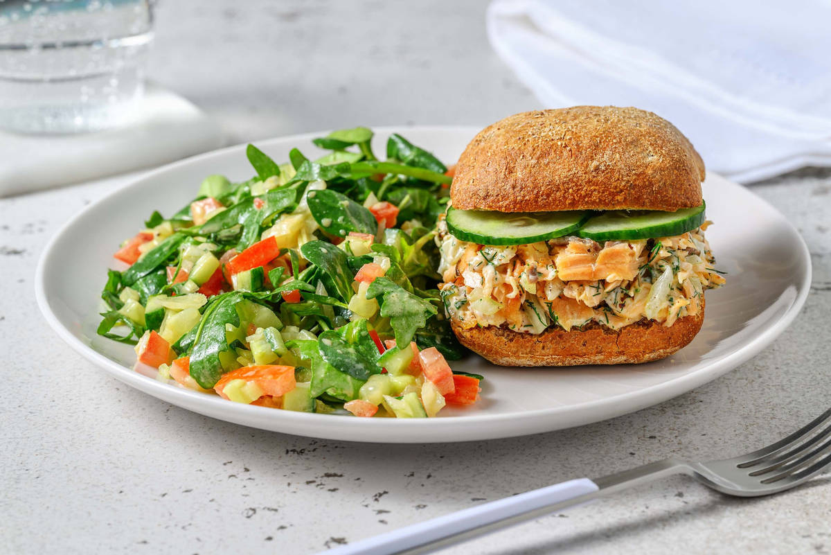 Broodje met zelfgemaakte zalmsalade