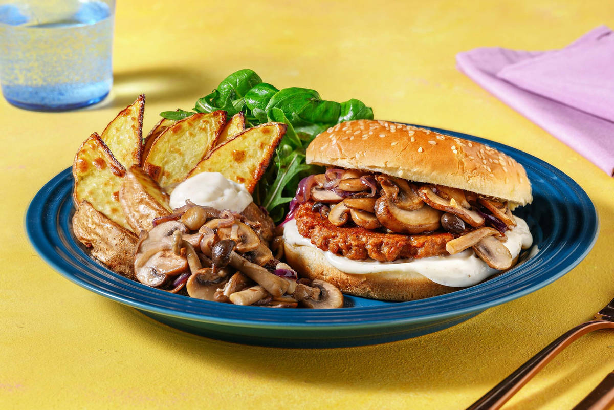 Vegetarische hamburger met gebakken ui en champignons