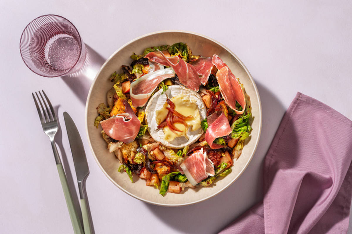 Brot-Salat mit Ofen-Camembert und extra Prosciutto