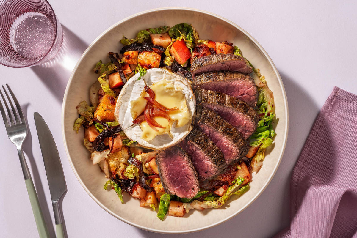 Brot-Salat mit Ofen-Camembert und extra Rinderhüftsteak
