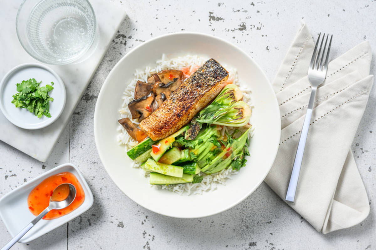 Buddha Bowl mit Portobello, Avocado und extra Lachsfilet