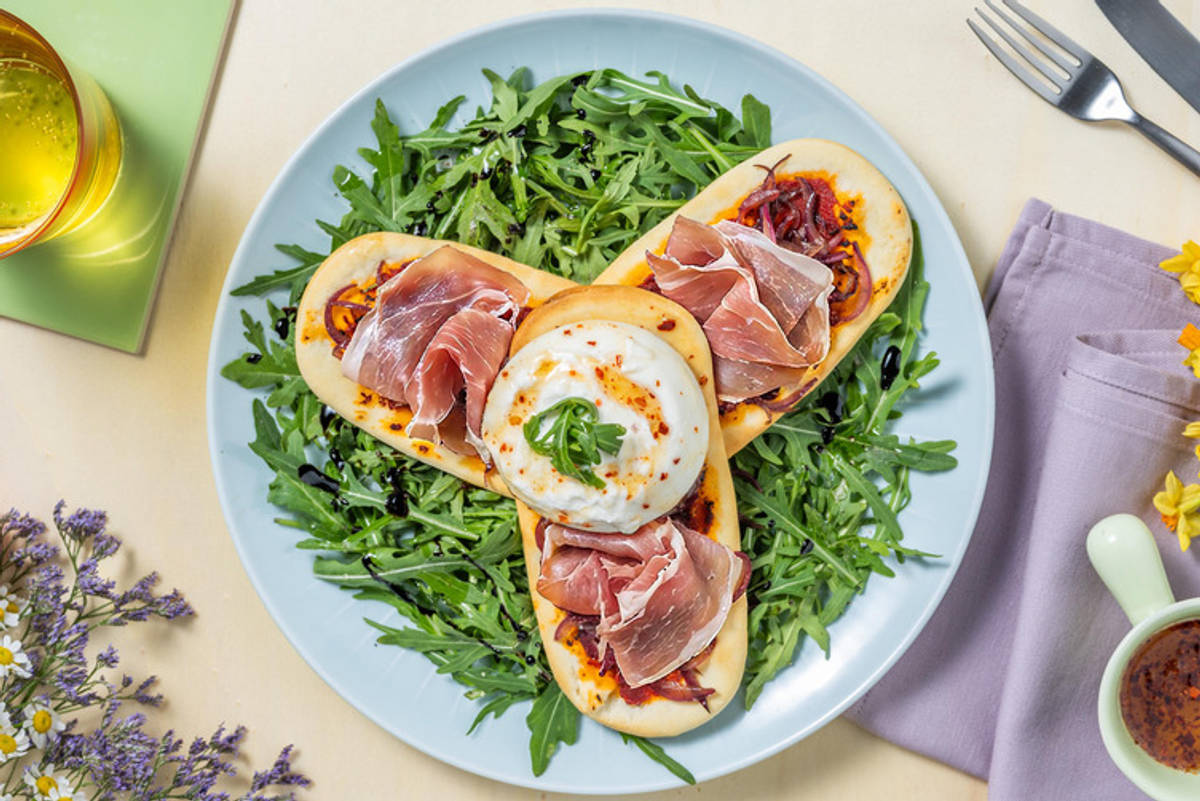 Pinsa-Blume mit extra Prosciutto, Büffelmozzarella & Chili-Honig