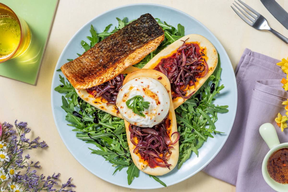 Pinsa-Blume mit extra Lachs, Büffelmozzarella & Chili-Honig