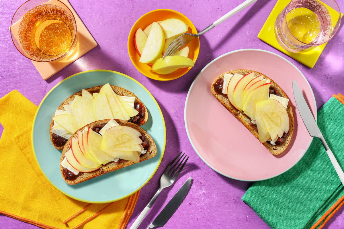 Petit-déjeuner : tartines brie & confiture de figues 