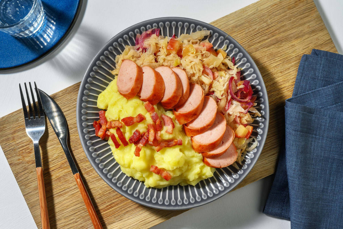 Choucroute, saucisse fumée et lardons