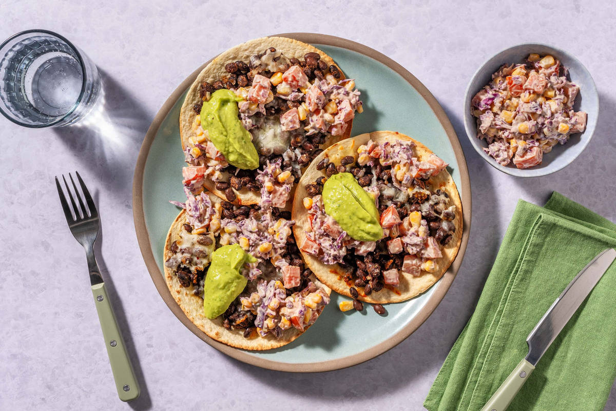 Zwartebonentostada's met romige avocadosalsa