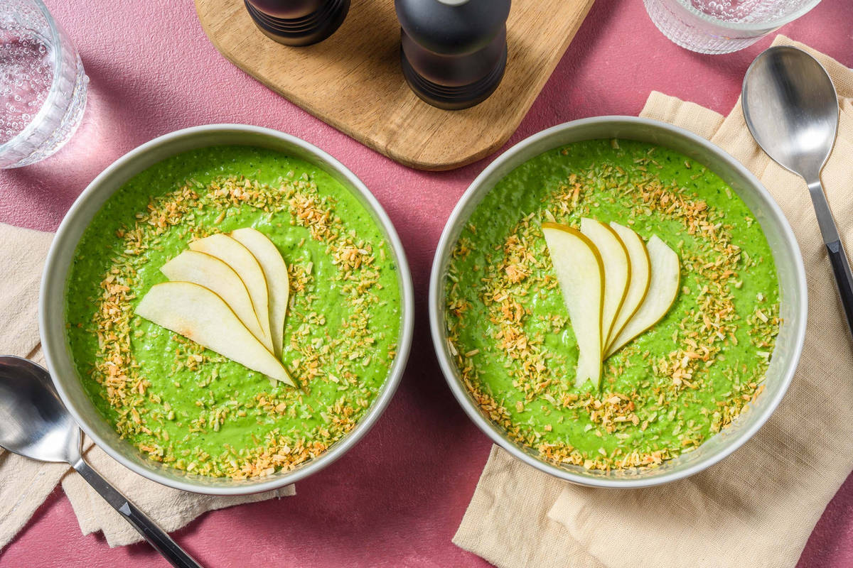 DIY Avocado-Smoothie Bowl mit Spinat, Birne & Kokos
