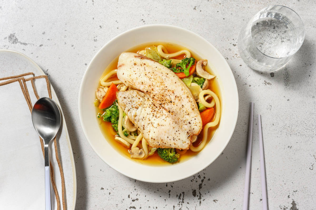 Udonnoedelsoep met gebakken pangasiusfilet