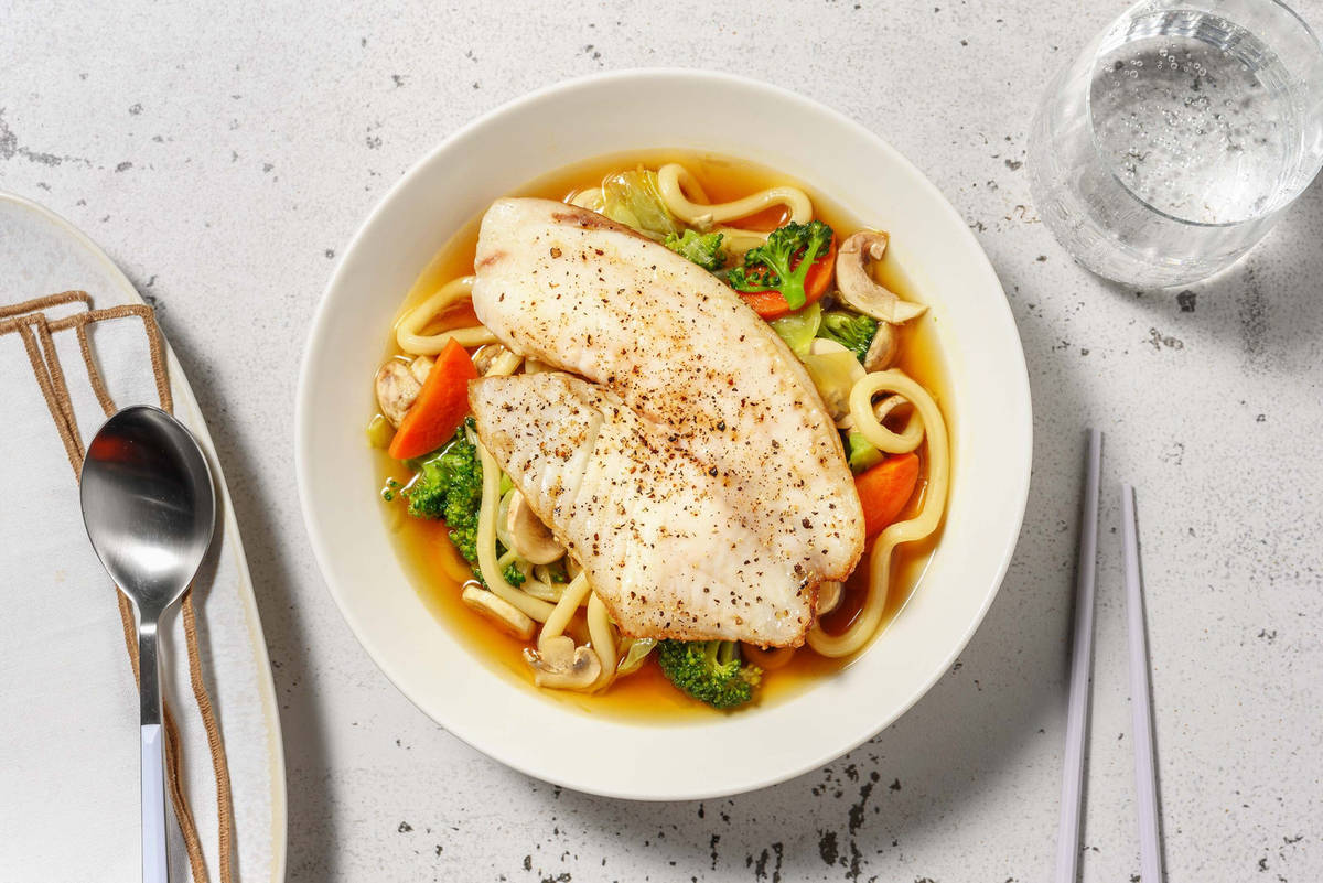 Noedelsoep met gebakken pangasiusfilet