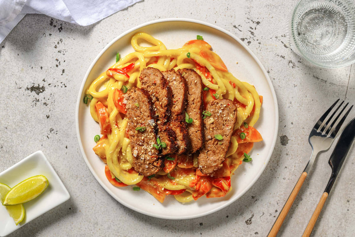 Fusion kipgehaktbrood met curry-udonnoedels 