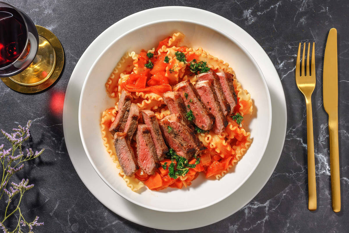 Steak met mafaldine in tomatensaus en gremolata