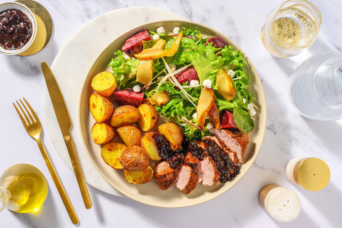 Varkenshaas met salade met gekaramelliseerde peer