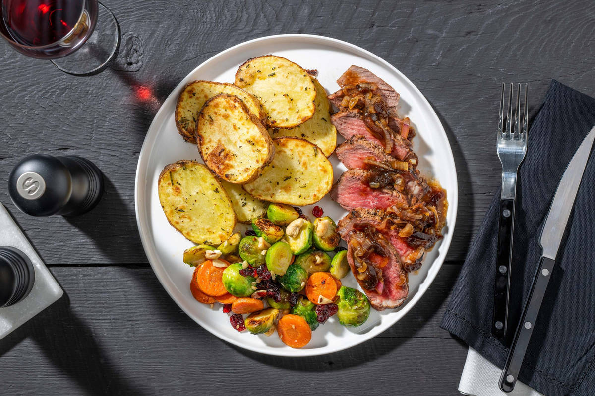 Steak de cerf en sauce à l'échalote et pommes de terre rôties au romarin