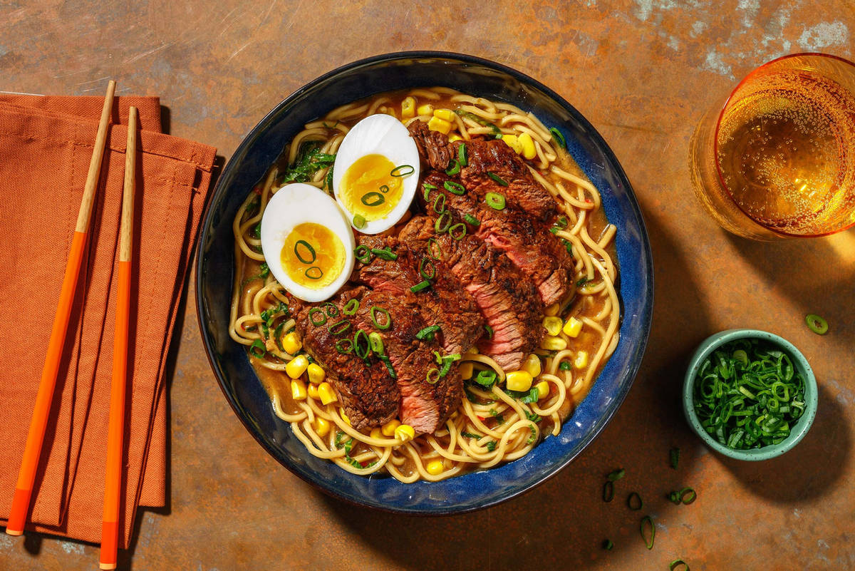 Luxe miso-ramen met gemarineerde steak