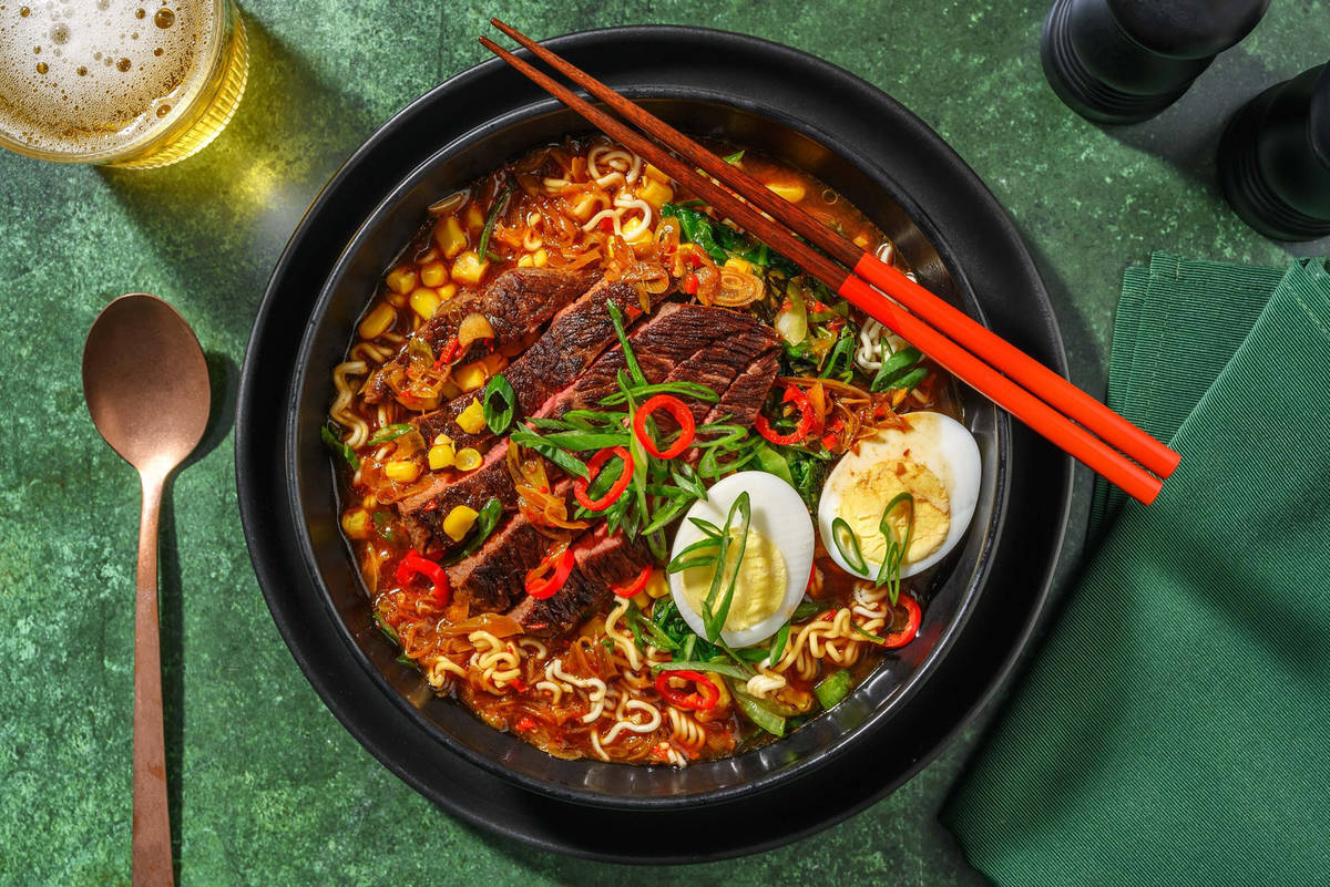 Soupe ramen au miso garnie de steak mariné