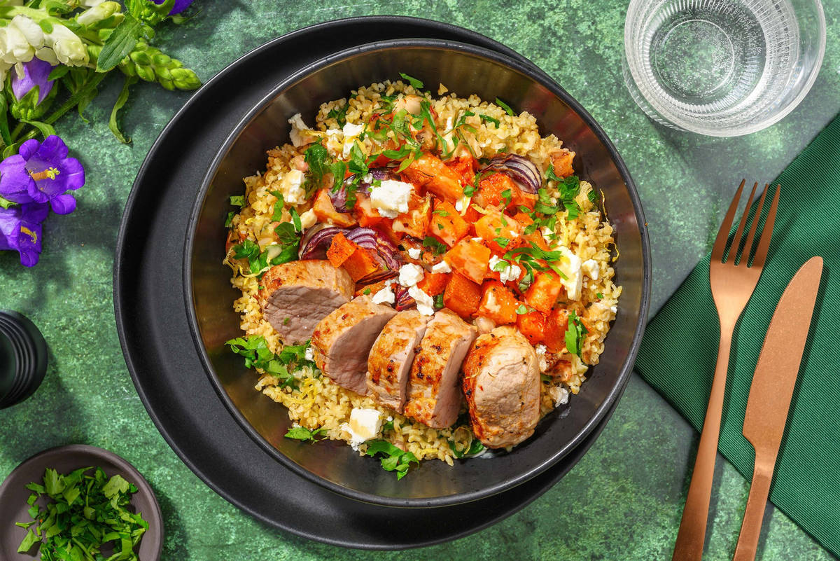 Kruidige varkenshaas met mango, tahin en witte kaas