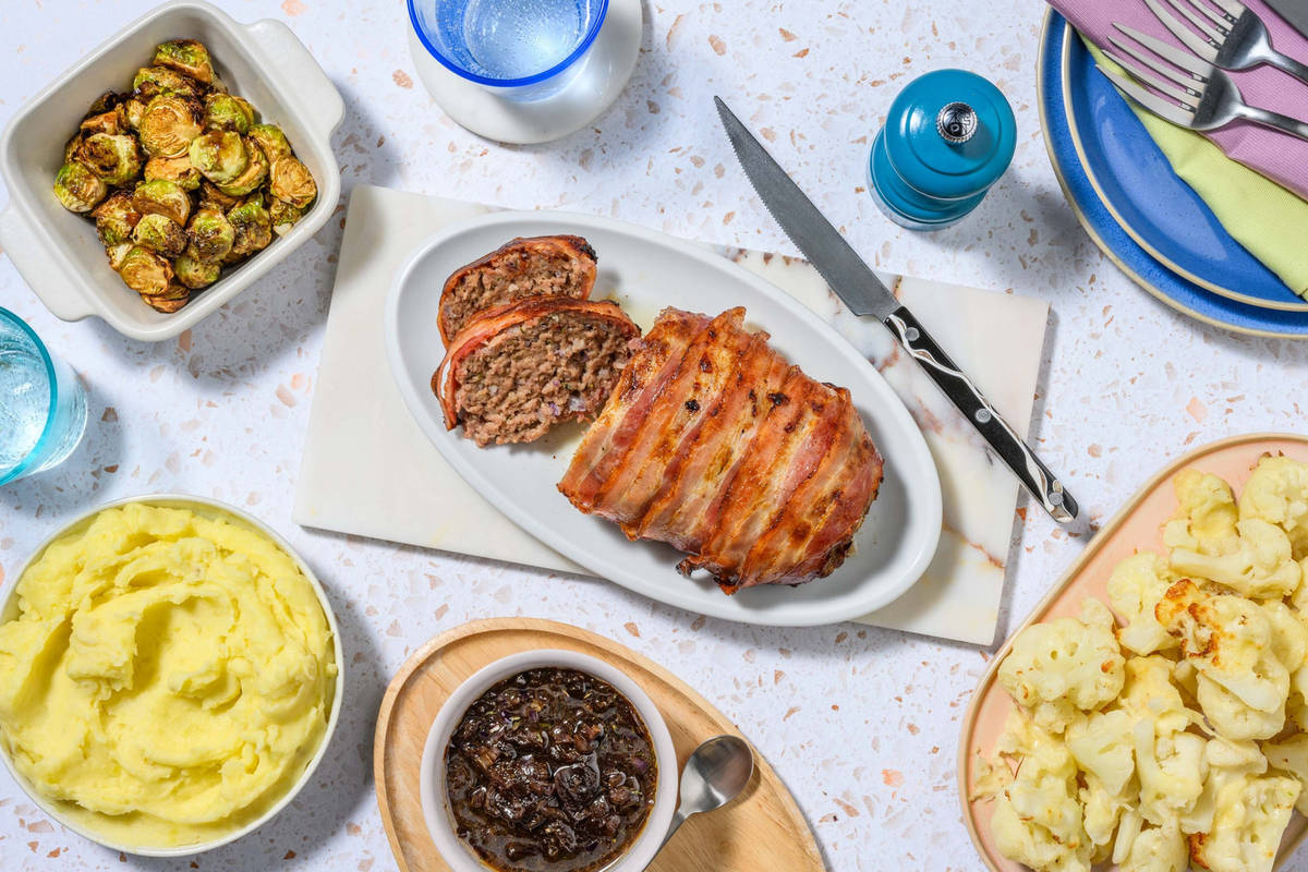 Feestelijk gehaktbrood met spek en saus van ui
