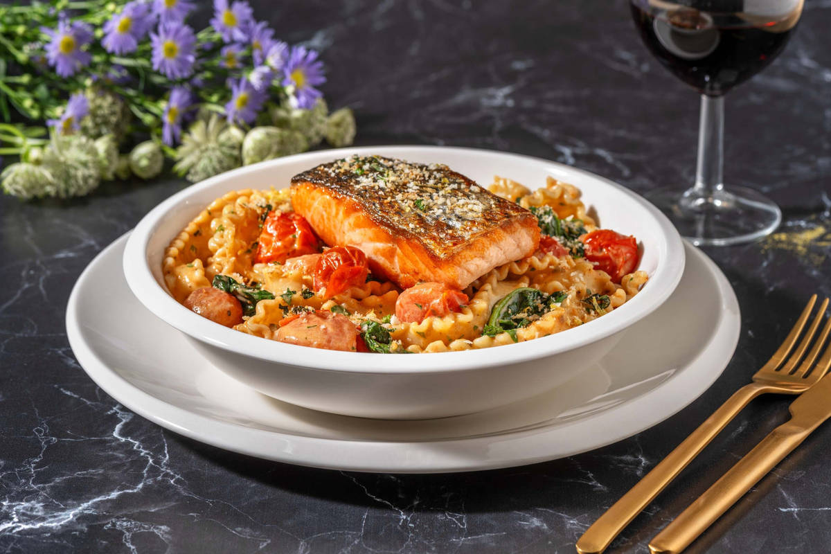 Zalmfilet met romige mafaldine pasta en rode pesto