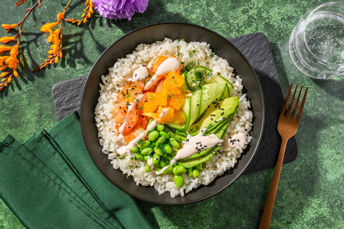 Fusion pokébowl met garnalen en avocado