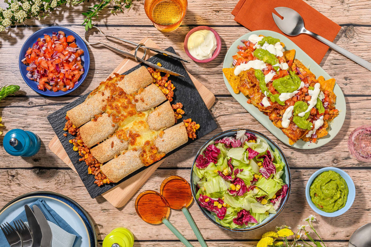 Kip-enchilada's en pikante nacho's met avocadodip